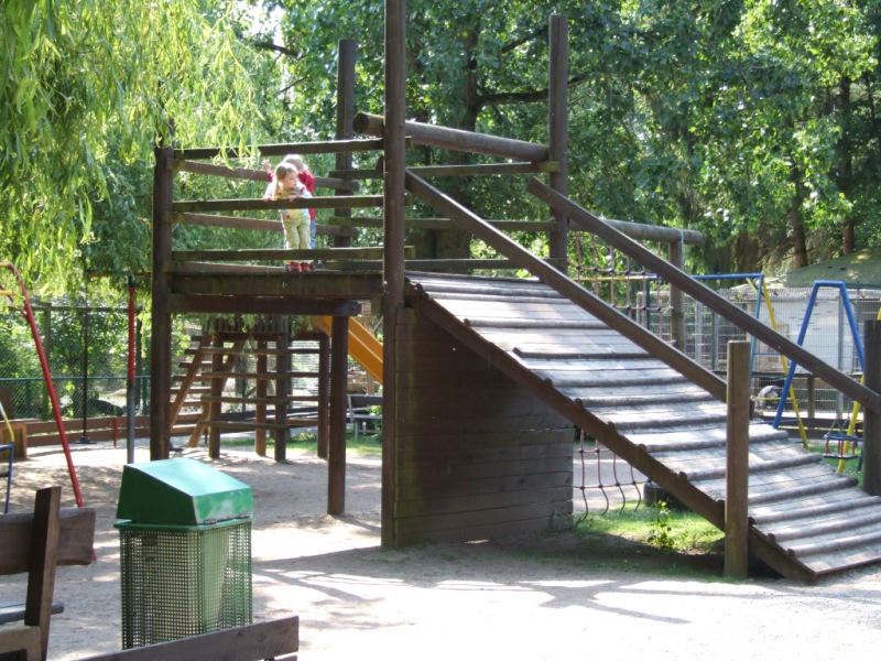 Clara auf dem Kletterturm