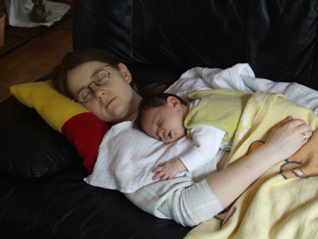 Tessa und Mama halten Mittagsschlaf