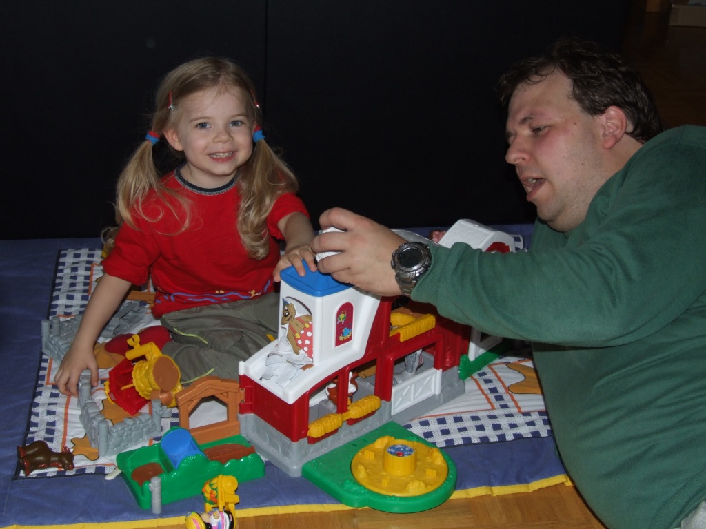 Clara spielt mit Papa