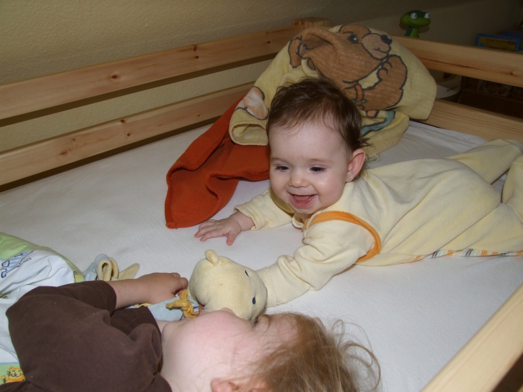 Clara und Tessa toben im Bett
