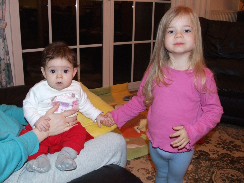 Clara und Tessa Hand in Hand
