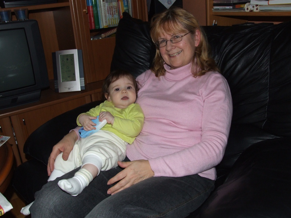Tessa mit Oma Moni