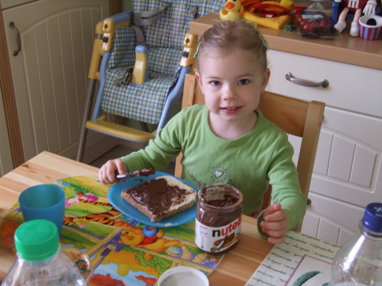 Clara schmiert Brot