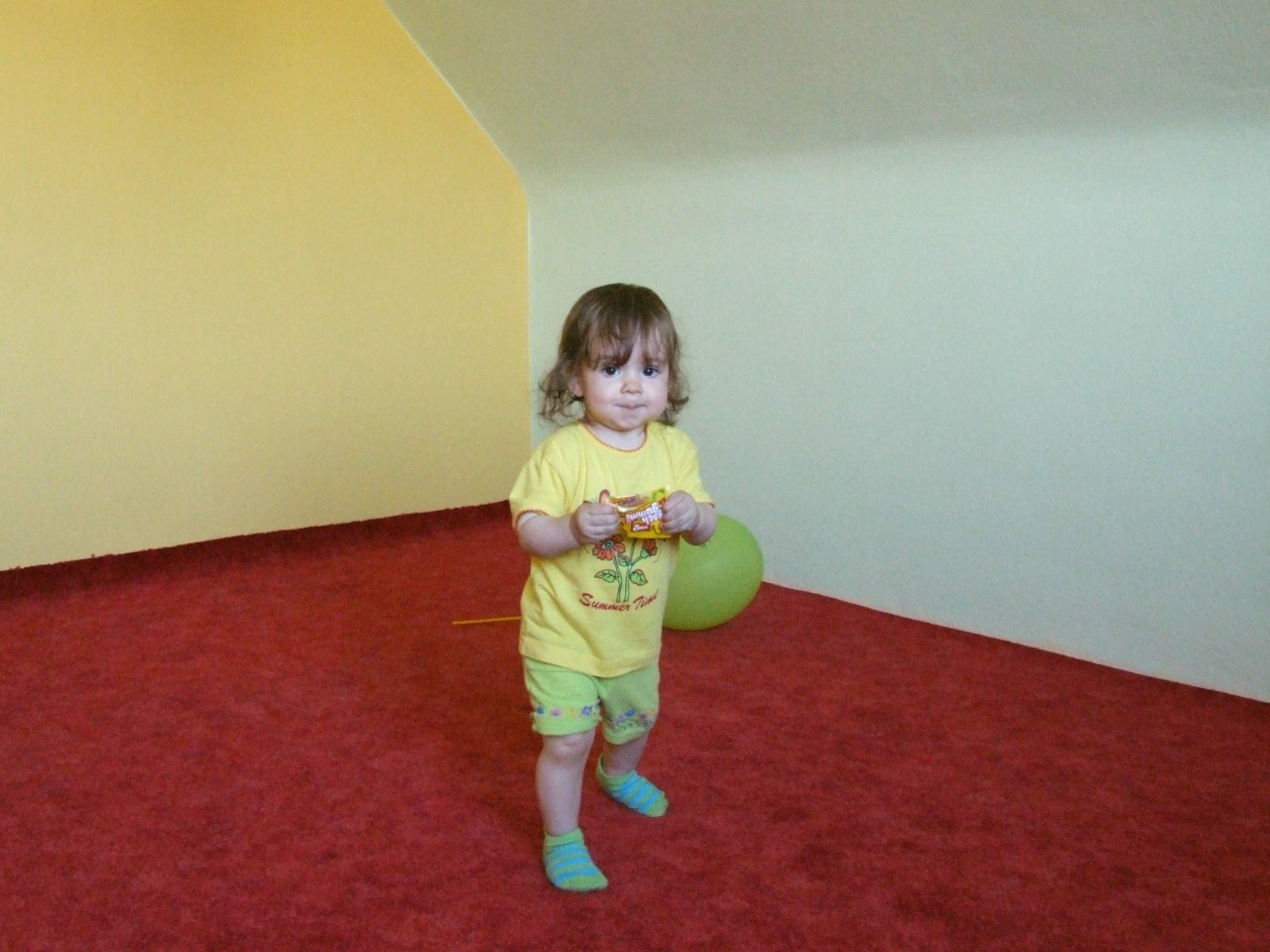 Tessa in ihrem neuen Zimmer