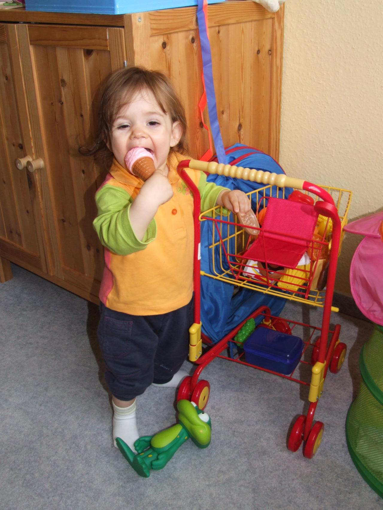 Tessa spielt in Claras Zimmer I