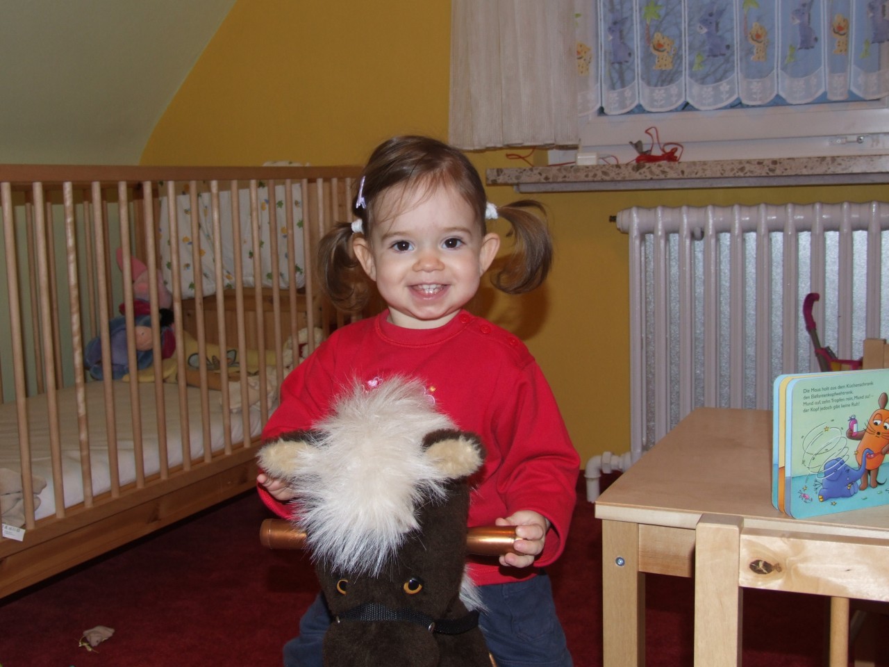 Tessa auf dem Schaukelpferd