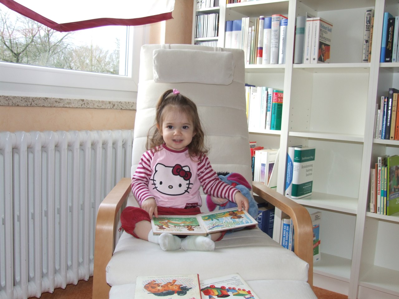 Tessa weiht Bibliothek ein