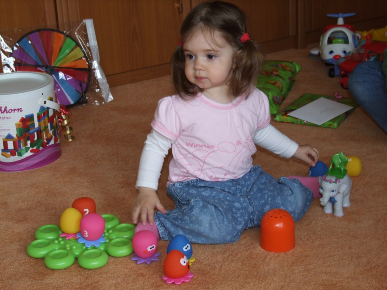 Tessa packt Geschenke aus