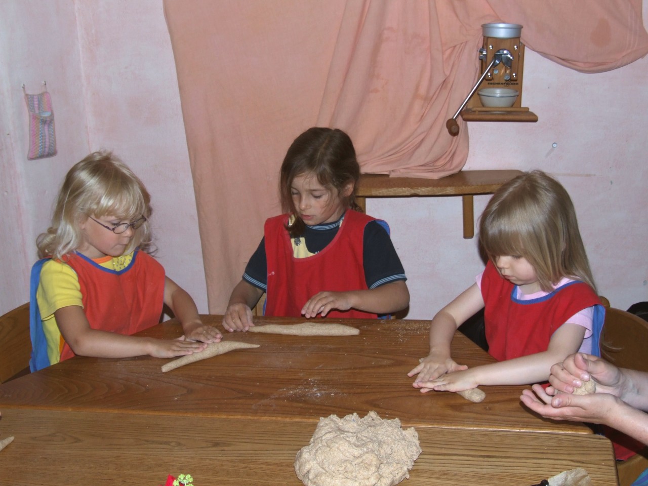Clara beim Brötchenbacken