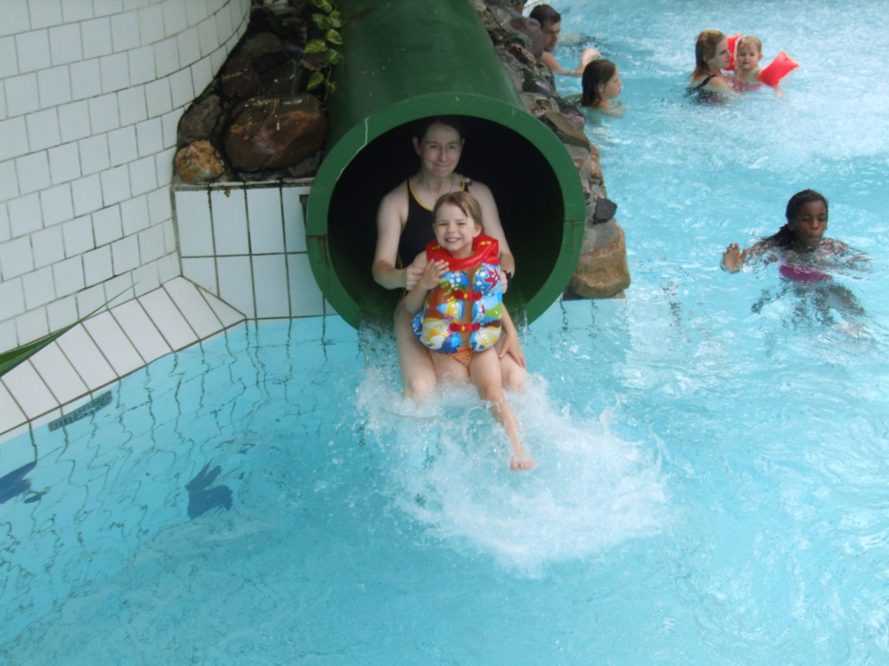 Clara rutscht mit Mama