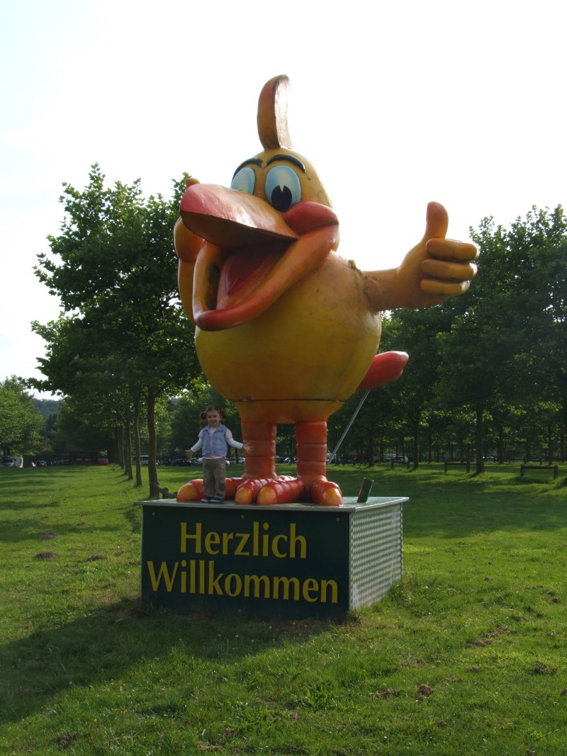 Tessa auf dem Vogelpark-Maskottchen