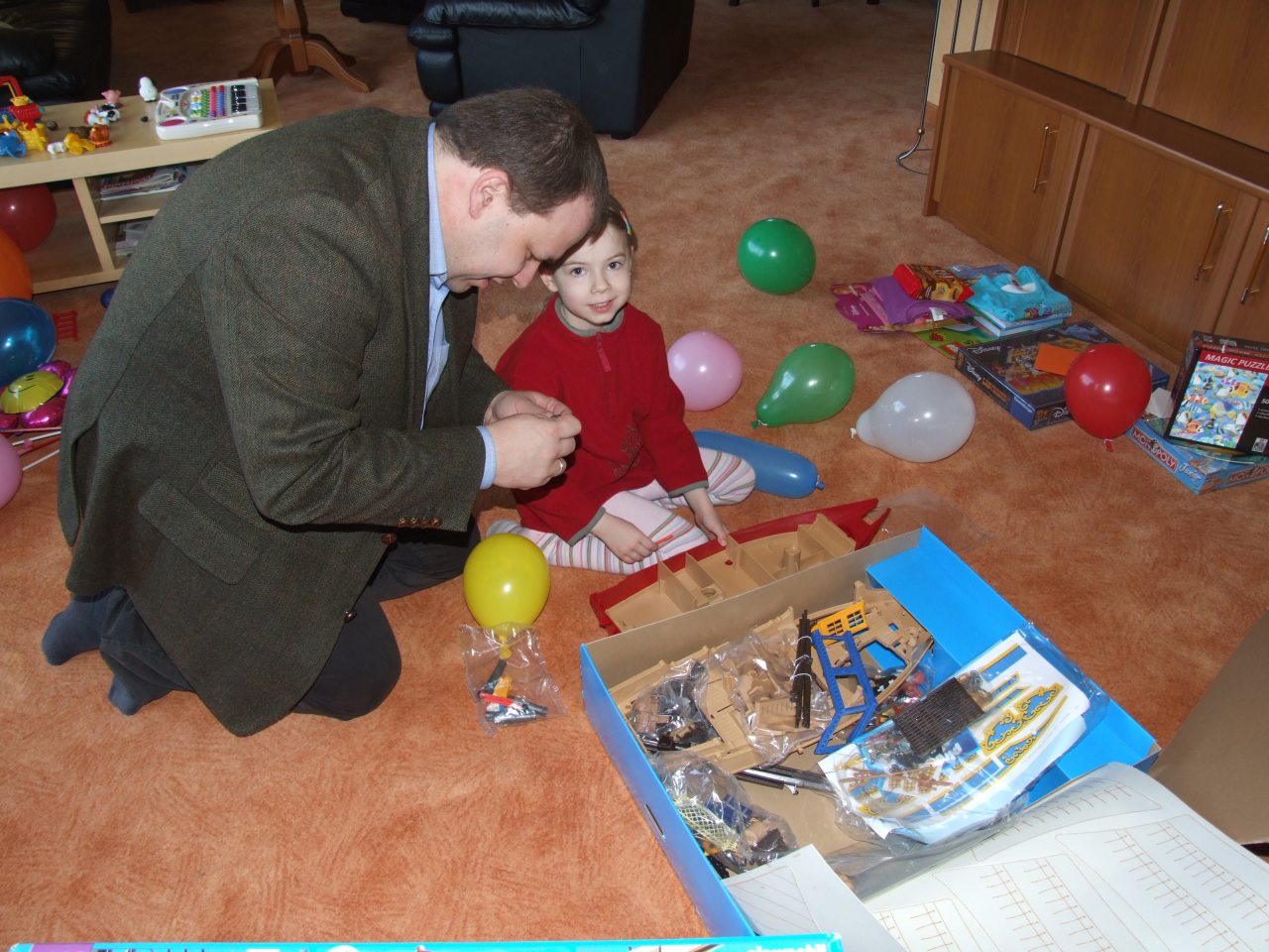 Auspacken der Geburtstagsgeschenke