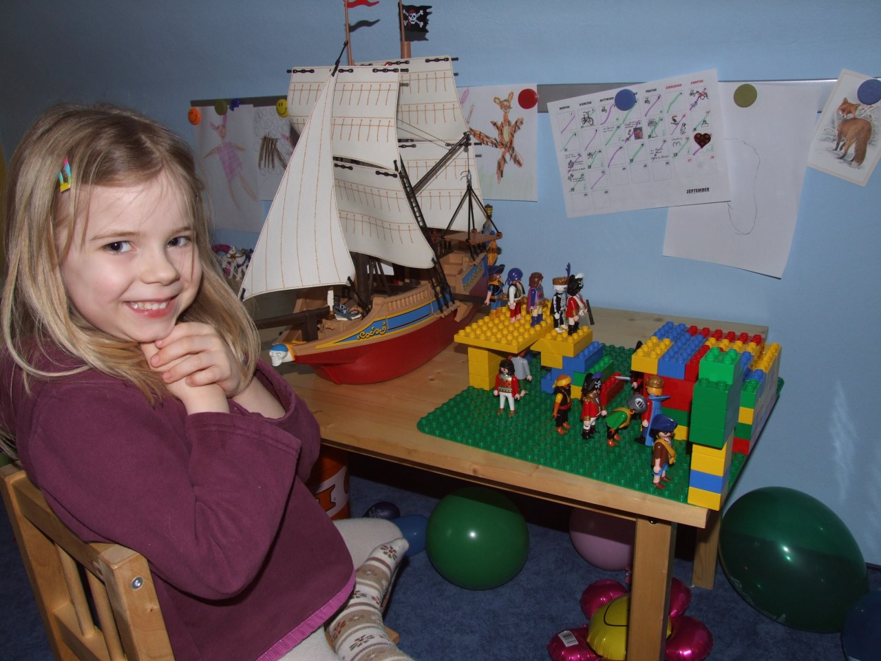 Clara spielt mit Piratenschiff
