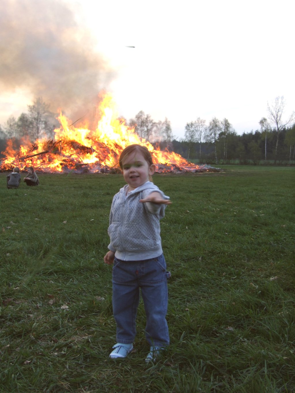 Tessa beim Osterfeuer