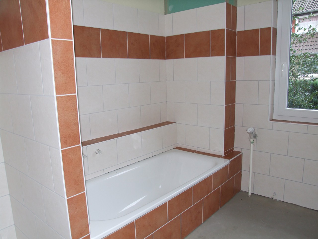 Badewanne gefliest und verfugt