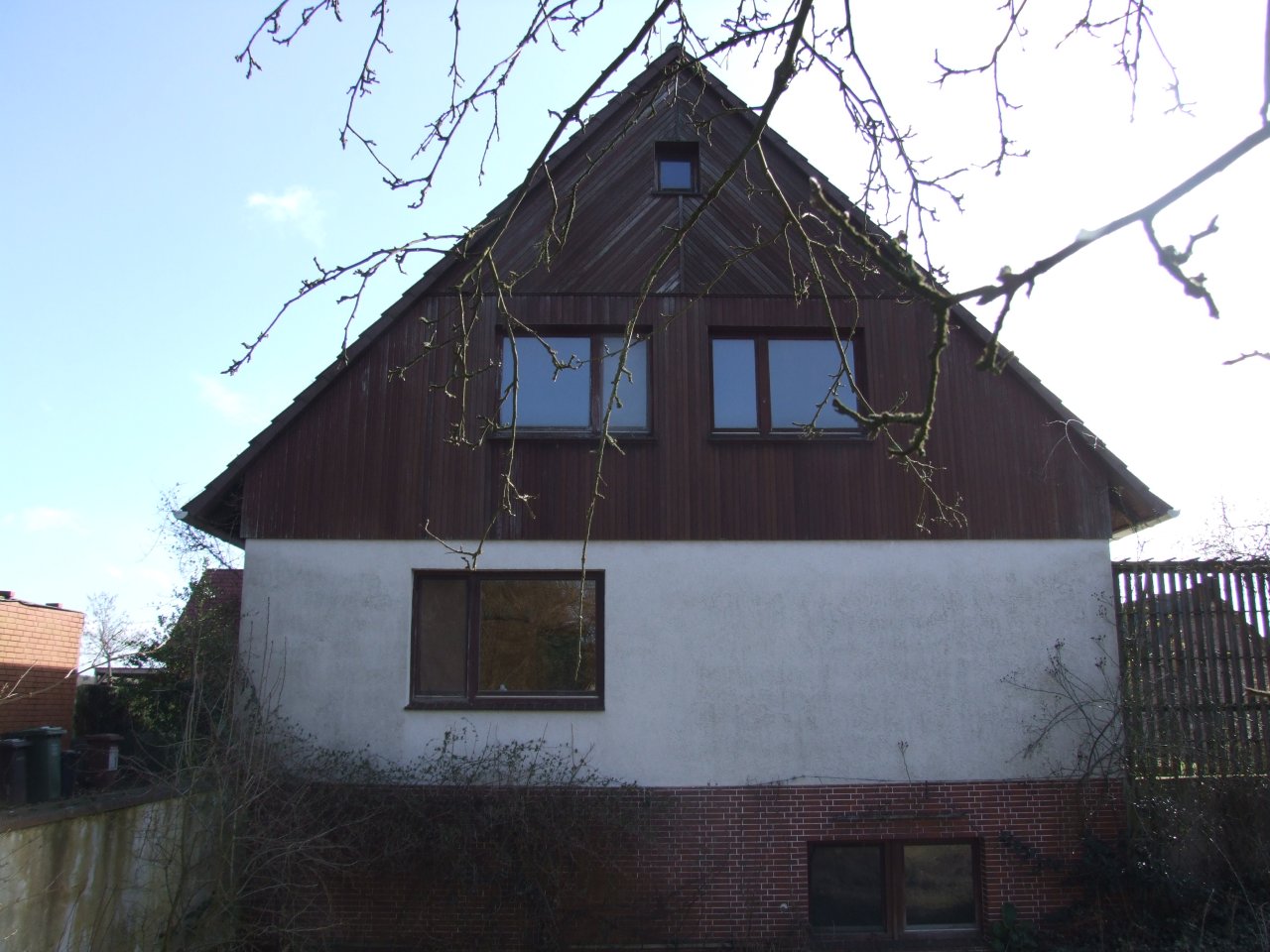 Westseite mit alten Fenstern