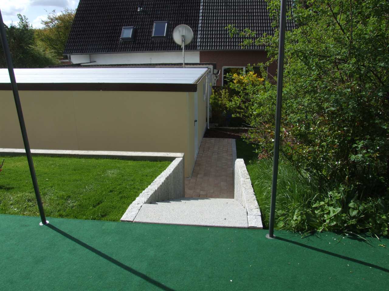 gepflasterter Weg